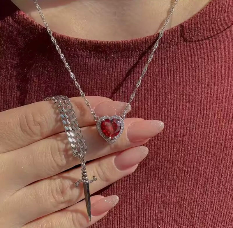 Par de Colar Coração e Espada Charmed Love - Surpreenda quem você ama